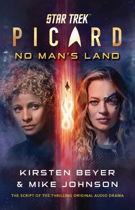 De cover van star trek picard no mans land toont twee vrouwen tegen een kosmische achtergrond met oranje en rode licht effecten voor de spannende audio drama script editie