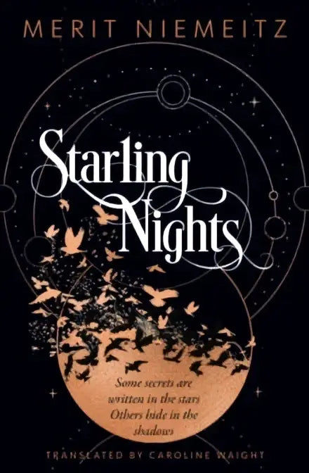 De boekcover van starling nights door merit niemeitz toont witte sierlijke letters en vliegende spreeuwen tegen een donkere achtergrond