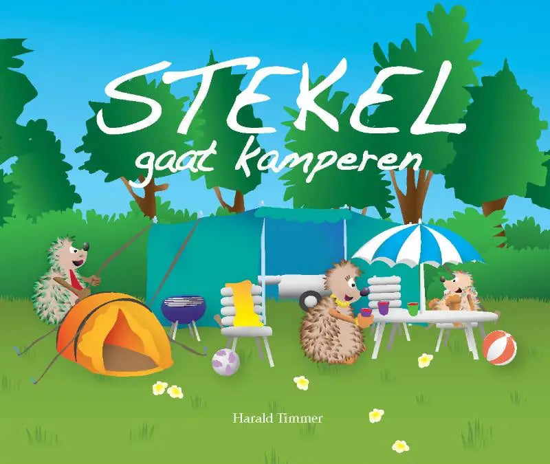 De kleurrijke cover van het kinderboek stekel gaat kamperen toont drie stekelvarken die onder groene bomen kamperen