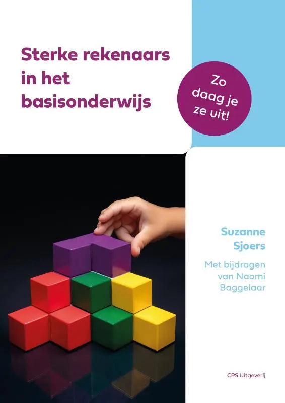 Een hand plaatst voorzichtig een paarse kubus op een kleurrijke pyramide van blokken in sterke rekenaars van naomi baggelaar en suzanne sjoers