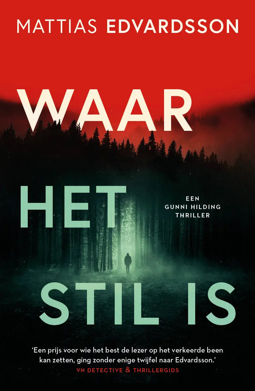 Red en zwarte boekomslag van Waar het stil is met een eenzame figuur in mistig bos en gloeiende groene tekst