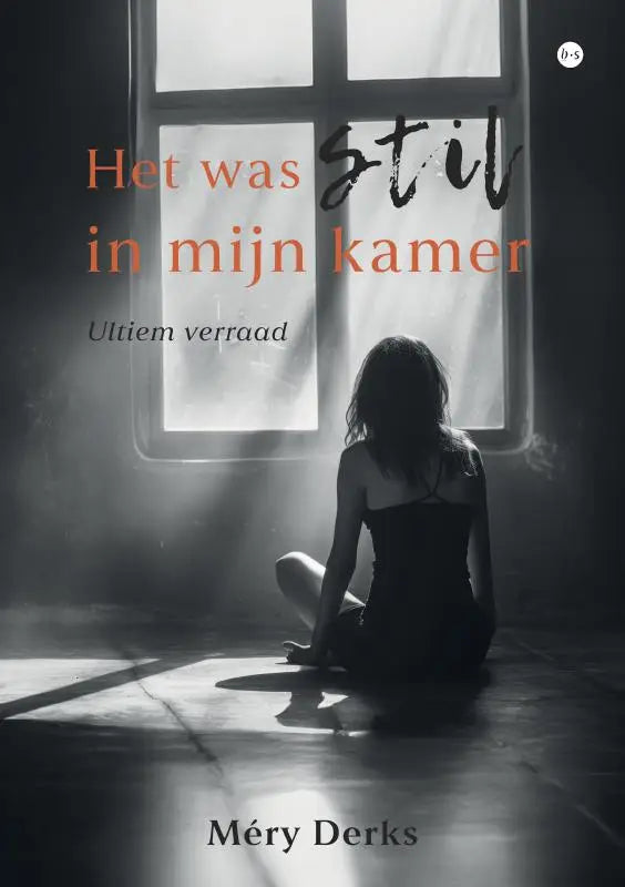 Zwart-witte boekcover van ultiem verraad met silhouette van vrouw zittend voor raam en tekst het was stil in mijn kamer