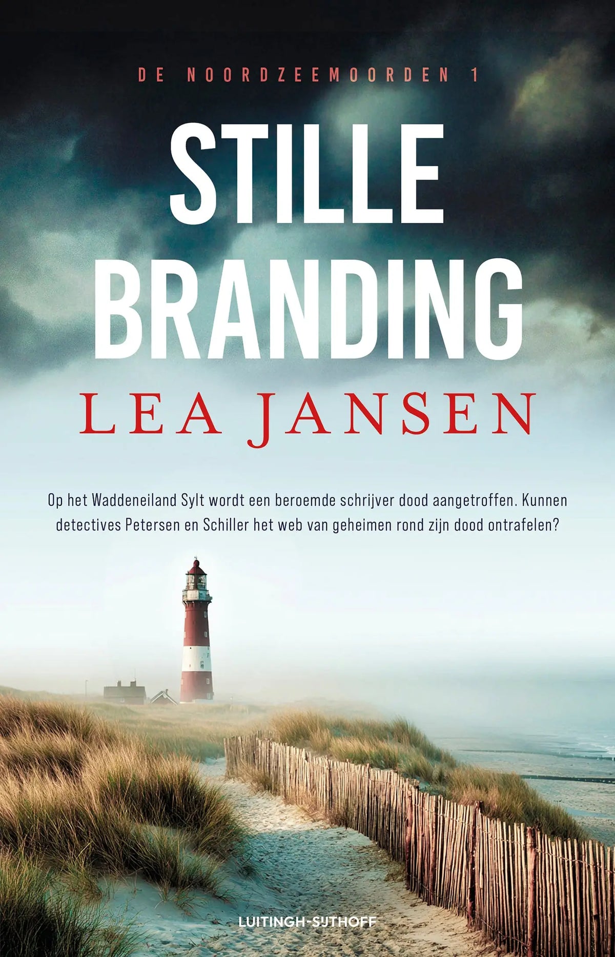 Rode en witte gestreepte vuurtoren op een duinpaden kust als onderdeel van stille branding door lea jansen luitingh sijthoff