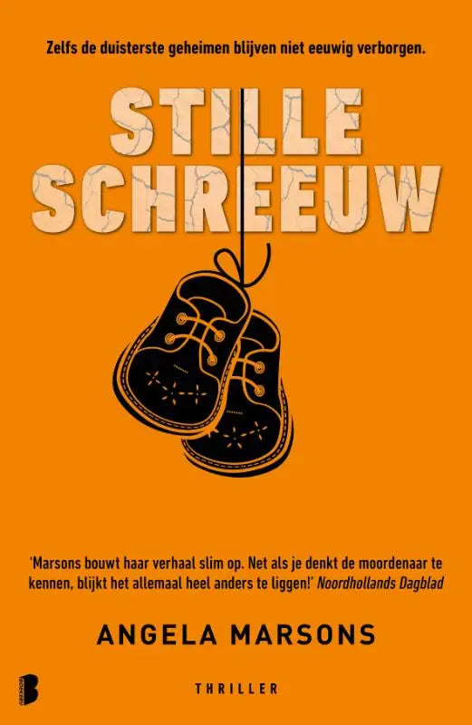 Zwart kinderschoenen met gouden veters en decoratieve stiksels hangend tegen oranje achtergrond duisterste geheimen blijven zichtbaar