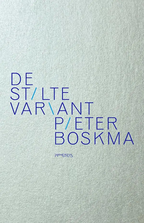 Blauwe tekst op lichtgrijs gestructureerd papier van stiltevariant door pieter boskma