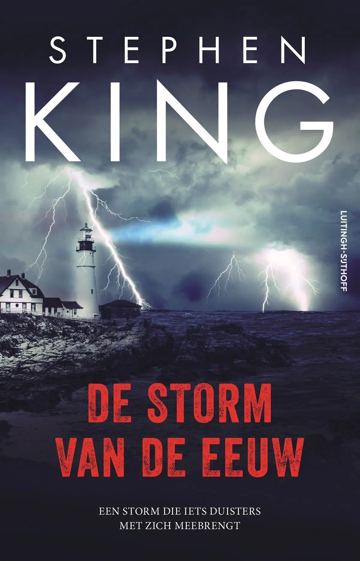 De storm van de eeuw boekcover met witte vuurtoren en bliksemschichten op donkere stormachtige lucht