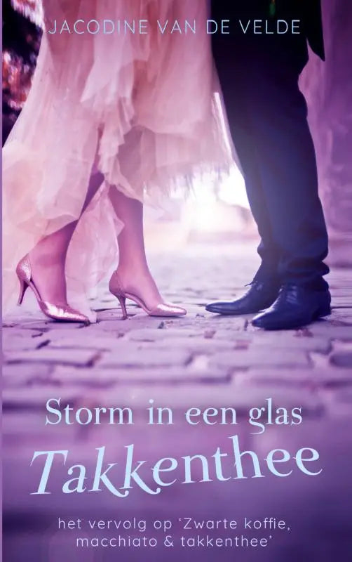 Een zachte roze, vloeiende tule rok met een delicate gerimpelde zoom in glas takkenthee stijl