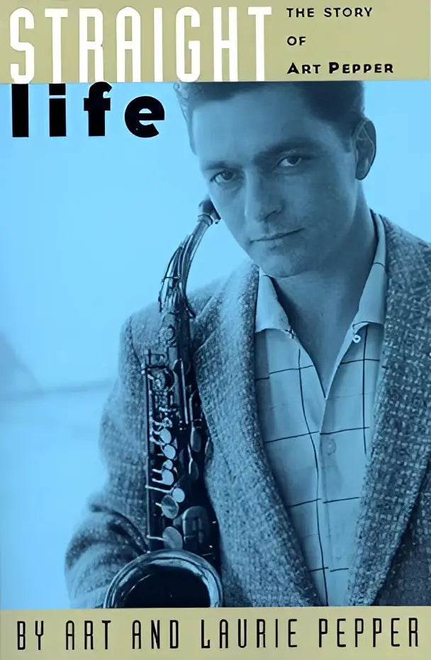 Blauw getinte boekenkaft met portret van art pepper en saxfoon en titel straight life the story of art pepper