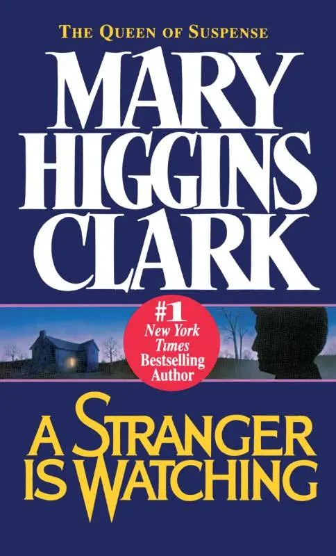 Blauw boekomslag van stranger is watching met witte en gele tekst en een silhouet van een persoon bij een donker huis in de schemering