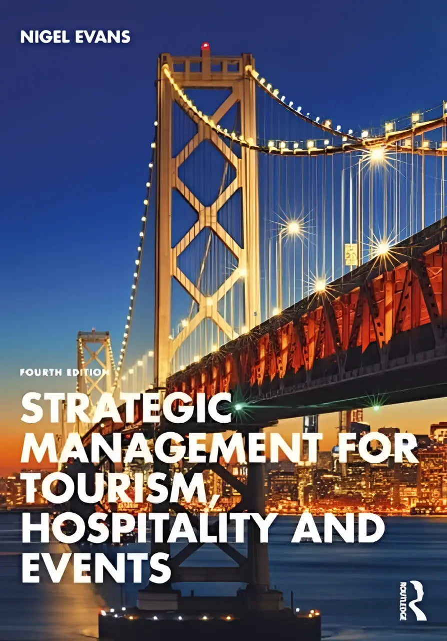 De boekomslag van strategic management for tourism hospitality and events toont de gouden poortbrug verlicht in de nacht tegen een diepe blauwe hemel