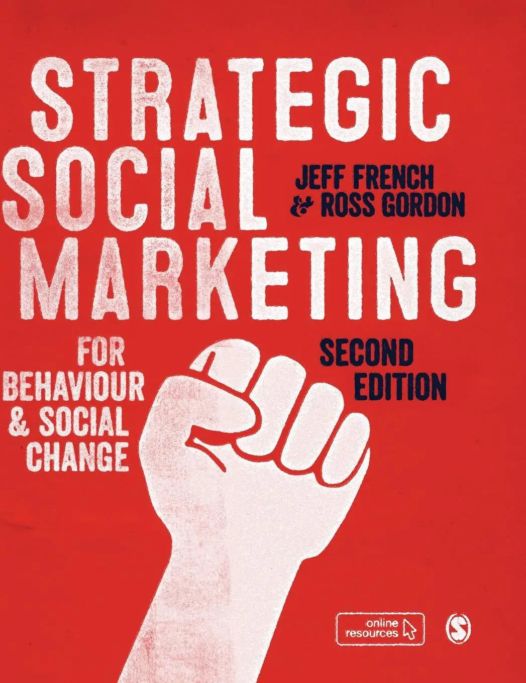 Rode boekomslag van strategic social marketing met witte tekst en gestileerde vuistillustratie voor sociaal gedrag
