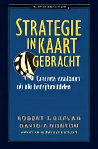 De boekcover van strategie in kaart gebracht toont een goudkleurig gestileerd speelkaartontwerp op een donkerblauwe achtergrond met robert kaplan management algemeen thema