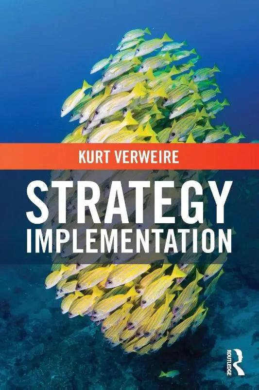 De boekcover van strategy implementation toont een kleurrijke school gele en groene vissen tegen een diepe blauwe oceaanachtergrond