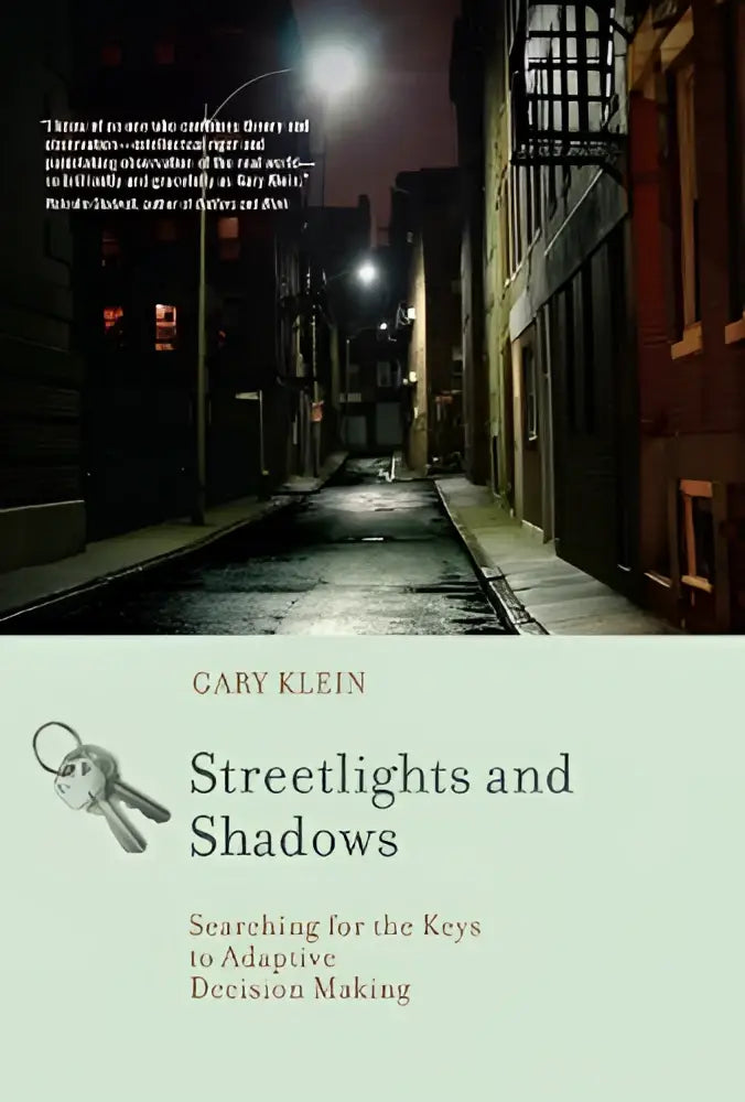 De boekomslag van streetlights and shadows door cary klein toont een nachtelijke steeg met een minimalistisch ontwerp voor the keys to adaptive decision making