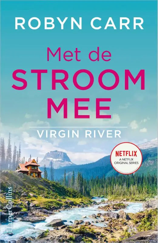 De boekcover van met de stroom mee toont een houten blokhut bij een rivier onder een turquoise lucht en besneeuwde bergen