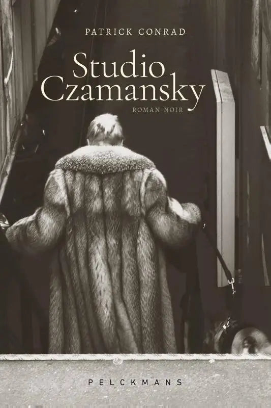 Een man draagt de achterzijde van een dikke, gestructureerde bontjas met prominente kraag studio czamansky