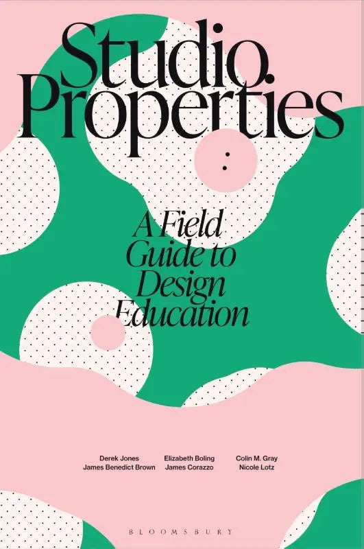 De boekcover van studio properties toont zwarte typografie op een levendige roze en groene achtergrond met witte stippen voor design educatie