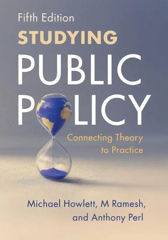 Studying public policy boek met een helder glazen zandloper met blauwe zand en aardevorm bovenaan