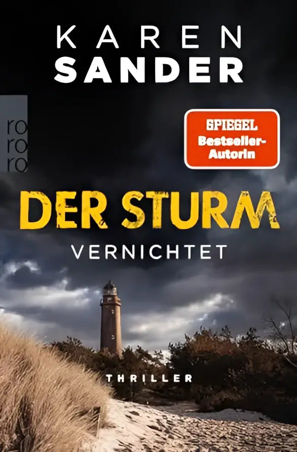 Donkere stormachtige lucht hangt boven een eenzame vuurtoren op een winderige duin in der sturm vernichtet
