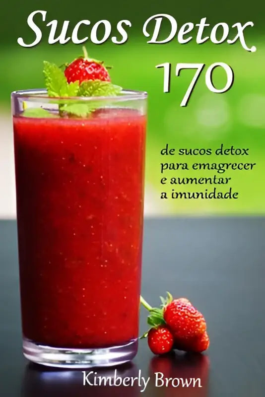 Een levendige rode aardbeiensmoothie in een helder glas met verse munt en aardbeien voor sucos detox en detox para emagrecer