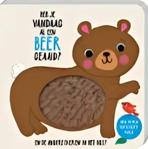Een beervormig boek met een superzachte buikjes stof en een bruine zachte stof omslag beer geaaid