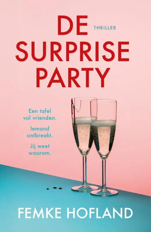 Roze en blauwe achtergrond met twee heldere champagneglazen gevuld met bubbels bij surpriseparty tafel vol vrienden
