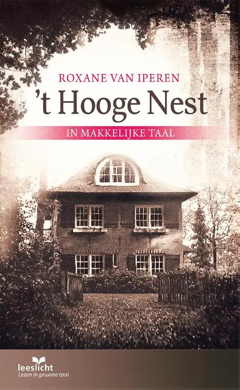Boekcover van t hooge nest met een sepia foto van een traditioneel nederlands huis met witte ramen en boogvenster