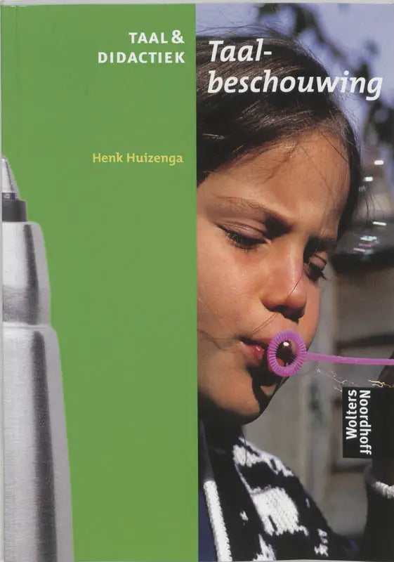 Een zilveren metalen thermos met slanke cilinder en taps toelopende bovenkant in taal en didactiek van henk huizenga