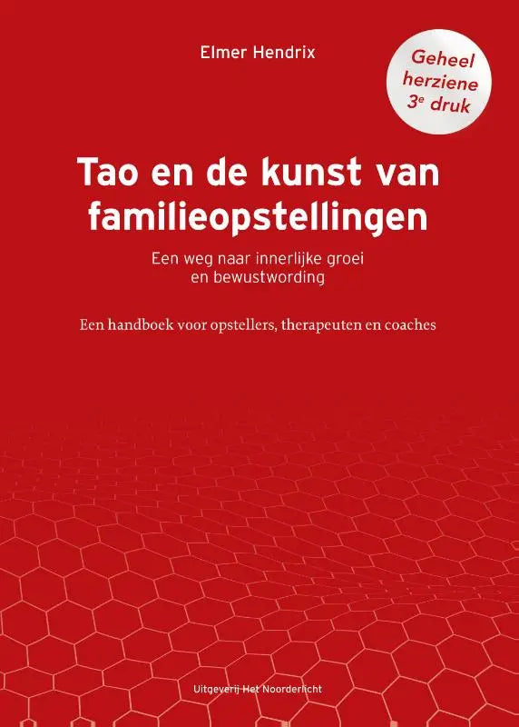 Rode boekomslag van tao en de kunst van familieopstellingen met witte tekst en subtiel hexagonaal patroon voor innerlijke groei
