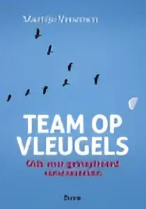 Boekcover van team op vleugels met blauwe achtergrond en witte letters uitgegeven door koninklijke boom uitgevers