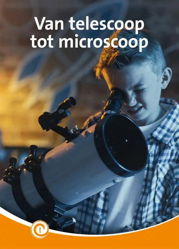Een kind kijkt door een zwarte en zilveren telescoop met verstelbare oculair op een stevige driepoot voor jonge lezers