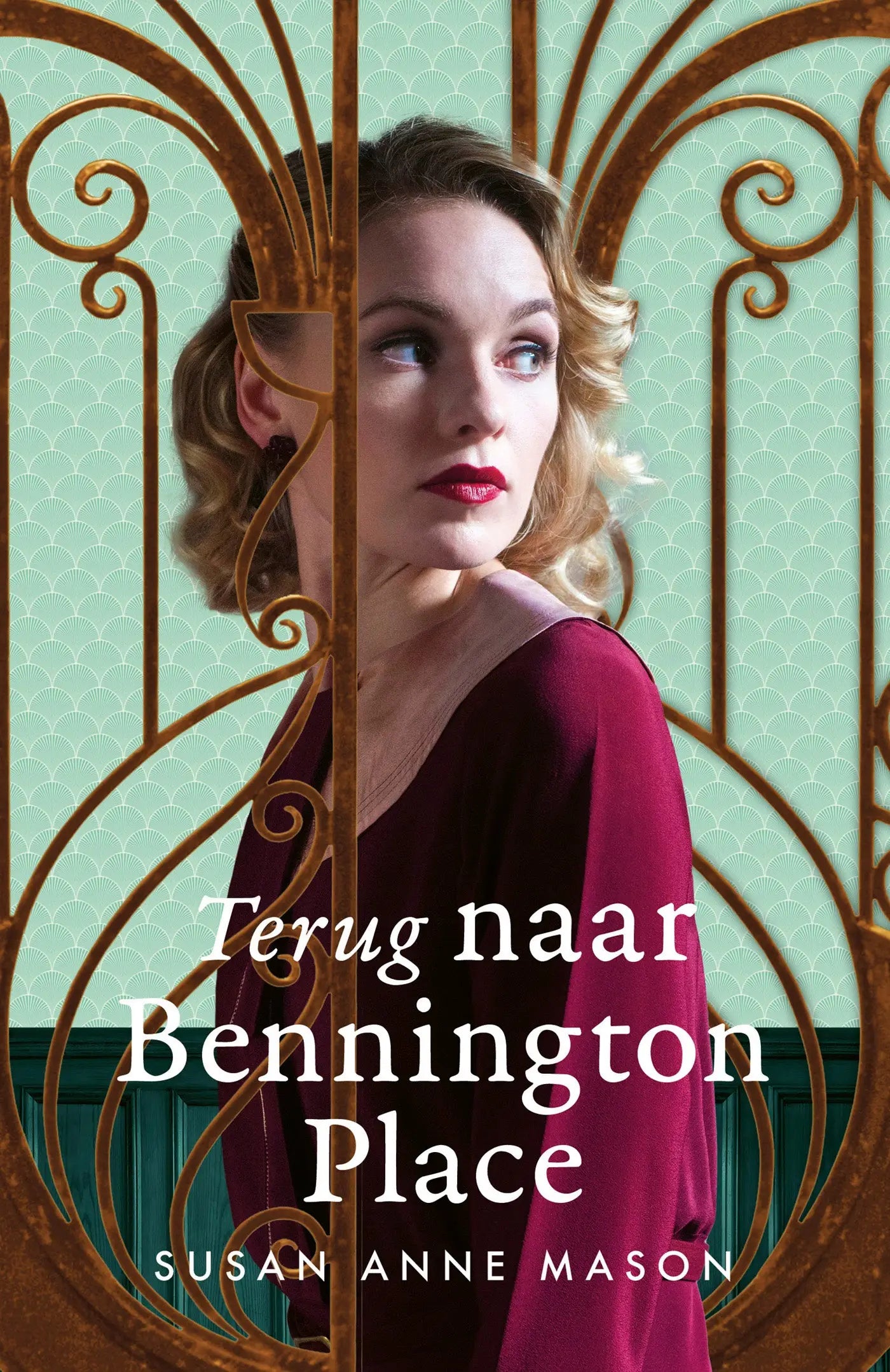 De boekcover van terug naar bennington place toont een vrouw in een diep bordeaux fluwelen jurk achter goudkleurig metaalwerk
