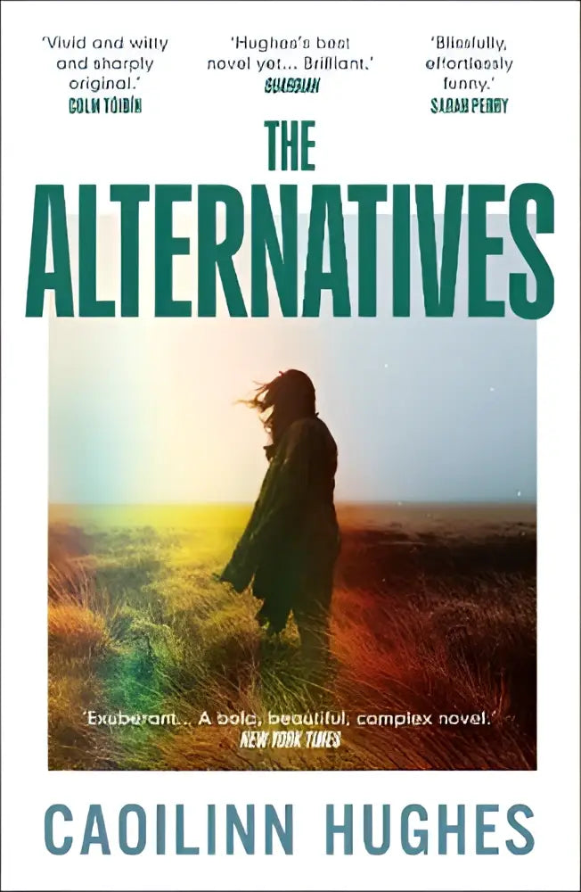 Hardcoverboek the alternatives van caoilinn hughes met een teal titel en silhouet op een zonsondergang achterzijde