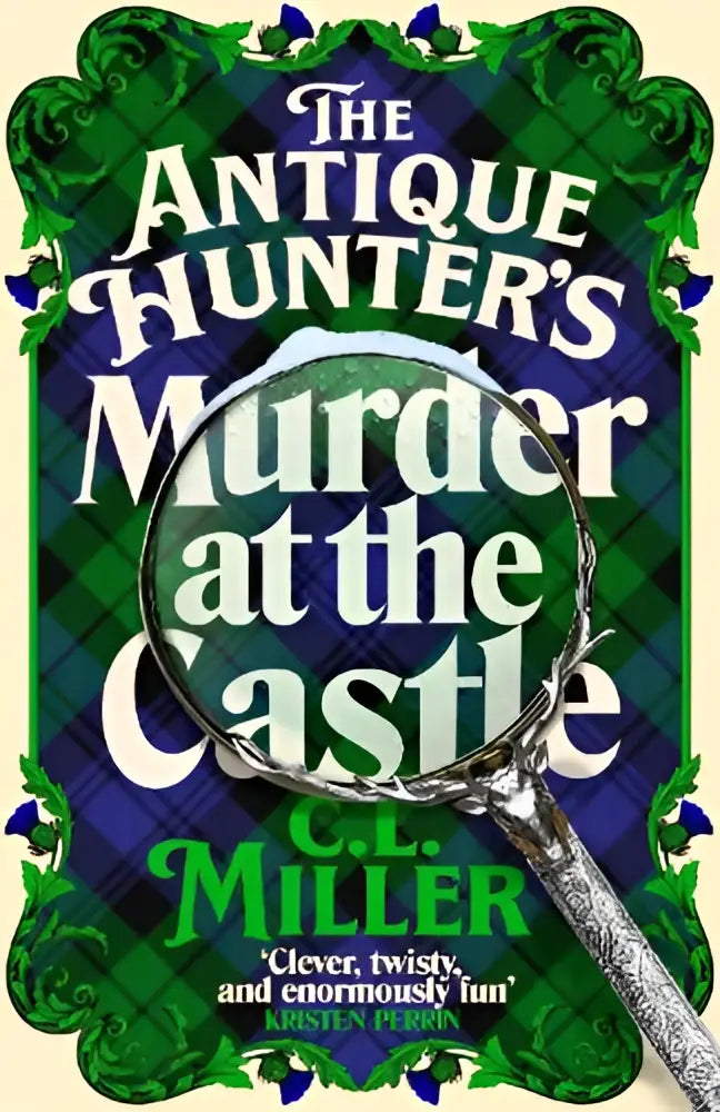 De boekcover van the antique hunters murder at the castle door c.e. toont een mysterieus kasteelontwerp