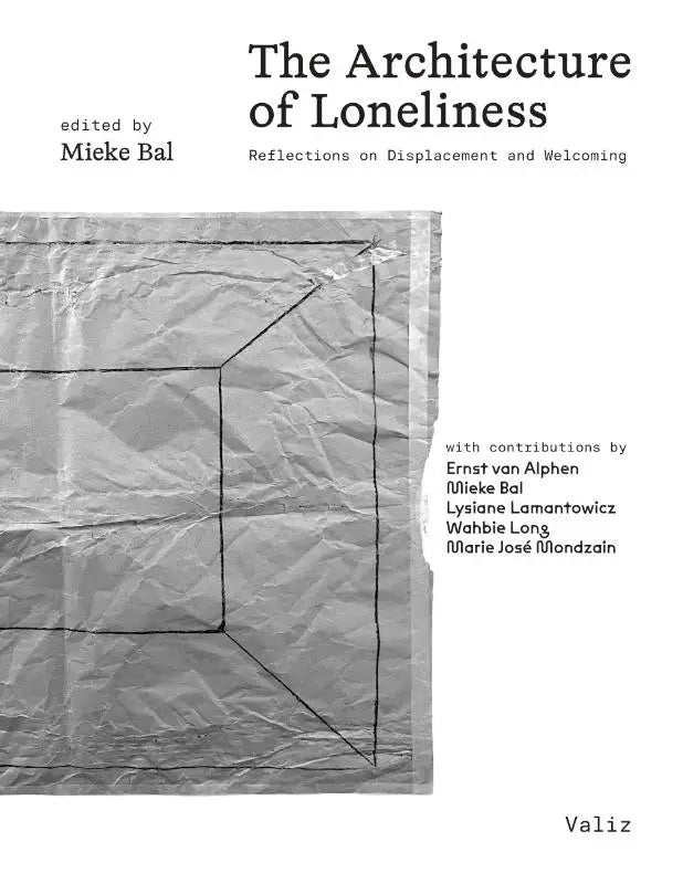 De cover van the architecture of loneliness boek met een geplooide zilverkleurige metalen oppervlak en zwarte gestikte lijnen in geometrische vormen, culturele studies