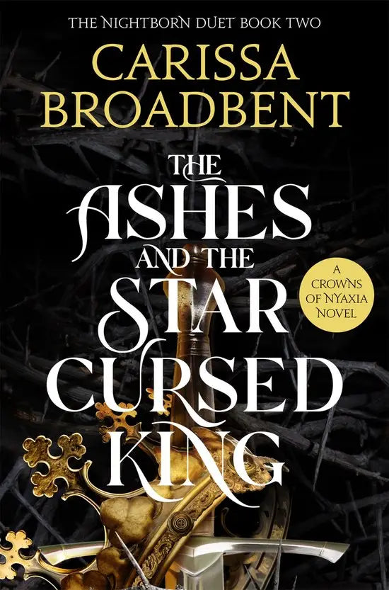 The ashes and the star cursed king boekomslag met gouden en zilveren zwaarden tegen een donkere achtergrond met takken