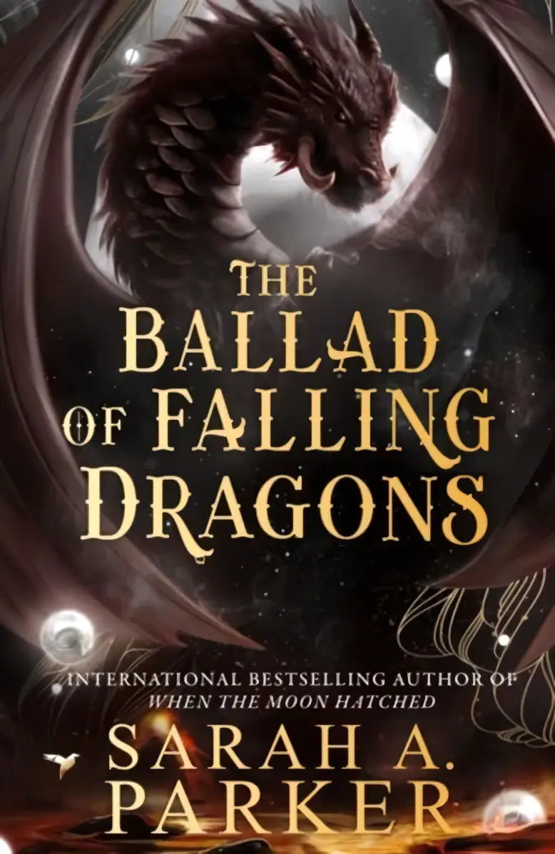 De ballad of falling dragons boekomslag toont een donker, gedetailleerd geschubd draak met gloeiende ogen tegen een sterrennacht achtergrond