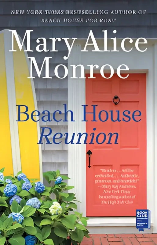 De cover van het boek the beach house reunion toont een rode voordeur met witte sierlijst en blauwe hortensia’s