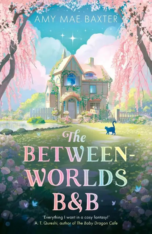 Een illustratieve omslag van the between-worlds b&b toont een sfeervol, klimop bedekt huis met roze bloemen en een zwarte kat op het pad