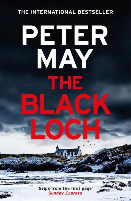 The black loch hardcover met gedurfde witte en rode letters tegen een stormachtige kust bij de explosieve terugkeer naar de hebriden in de internationaal bestsellende lewis-thrillers