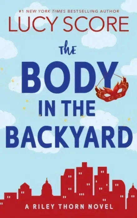 De body in the backyard van Lucy Score is een paperbackboek met een lichtblauwe omslag, marineblauwe tekst en een rood masker
