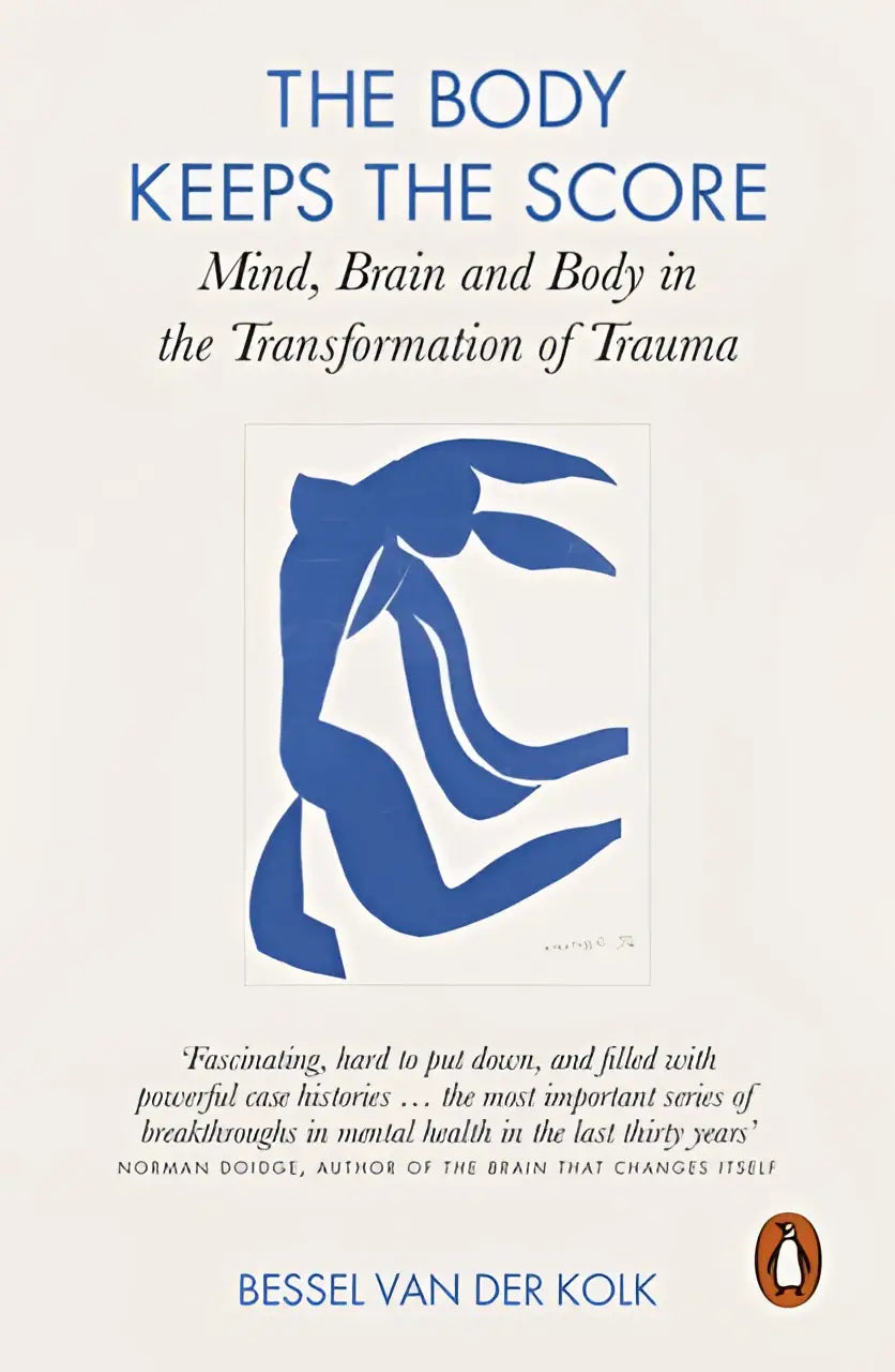 Illustratie van een blauwe gestileerde menselijke figuur op een crèmekleurige boekomslag van the body keeps the score