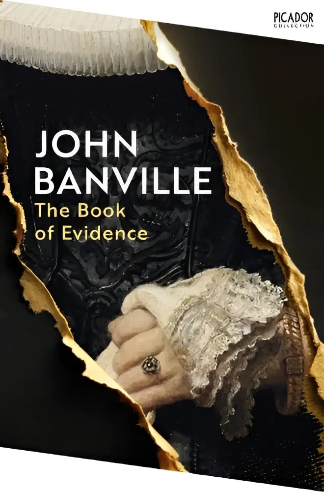 Een hand in sierlijke witte kanten handschoenen met een donkere ring steekt uit een gescheurde zwarte stof bij the book picador collection