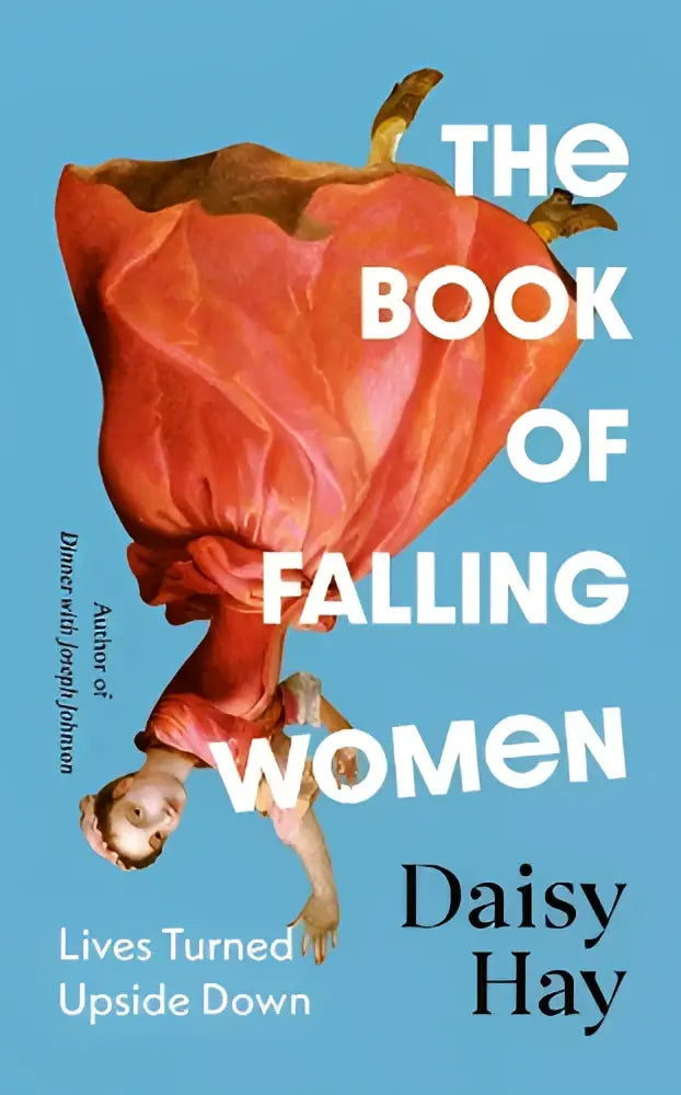 The book of falling women door daisy hay toont een opvallende cover met een vrouw in een rode jurk tegen blauwe achtergrond