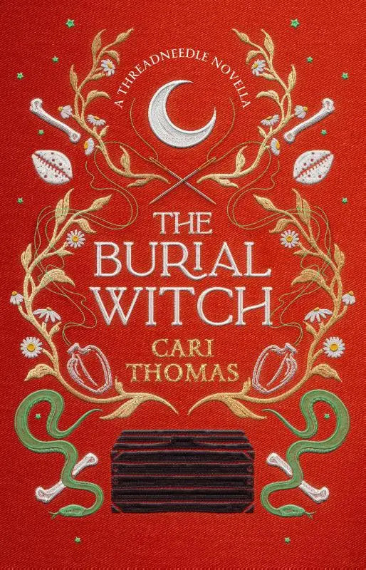 Rode boekomslag van the burial witch met goudborduurwerk, zilveren maansikkel en groene slangen bij houten kist