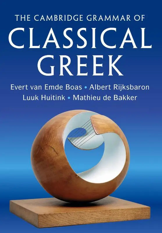 De cover van the cambridge grammar of classical greek toont een houten bolvormig beeld met een wit interieur en een kleine gitaarachtige vorm, een uitgebreide referentiegrammatica