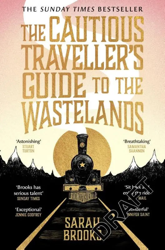 De paperback The Cautious Traveller’s Guide to The Wastelands heeft een roze-crème gradiëntcover met goudfolie en een zwarte stoomtrein onder een gele zon