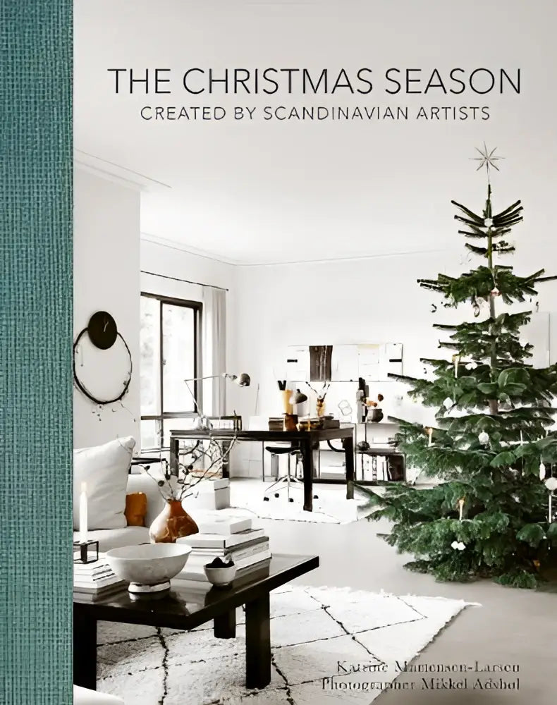 Een minimalistische scandinavische kerstboom met natuurlijke groene afwerking en ster bovenop voor the christmas season door scandinavian artists