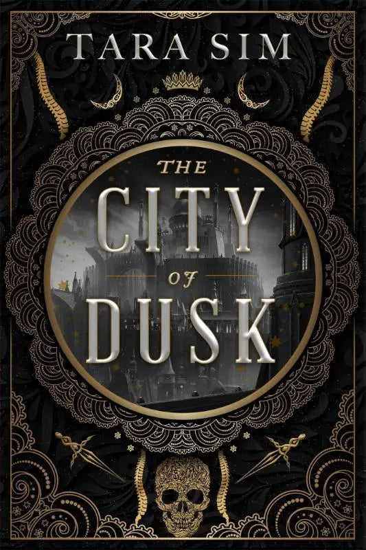 Boekomslag in zwart en goud met een gotisch stadsbeeld en zilveren titel the city of dusk