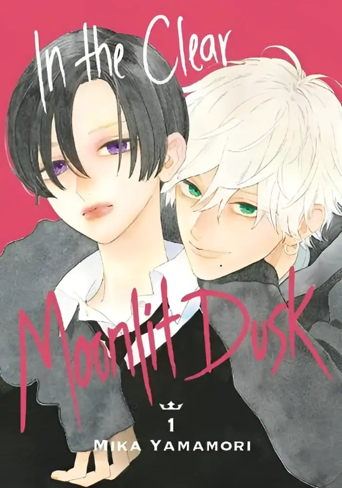 De cover van de manga in the clear moonlit dusk 1 van mika yamamori met twee personages op een roze achtergrond